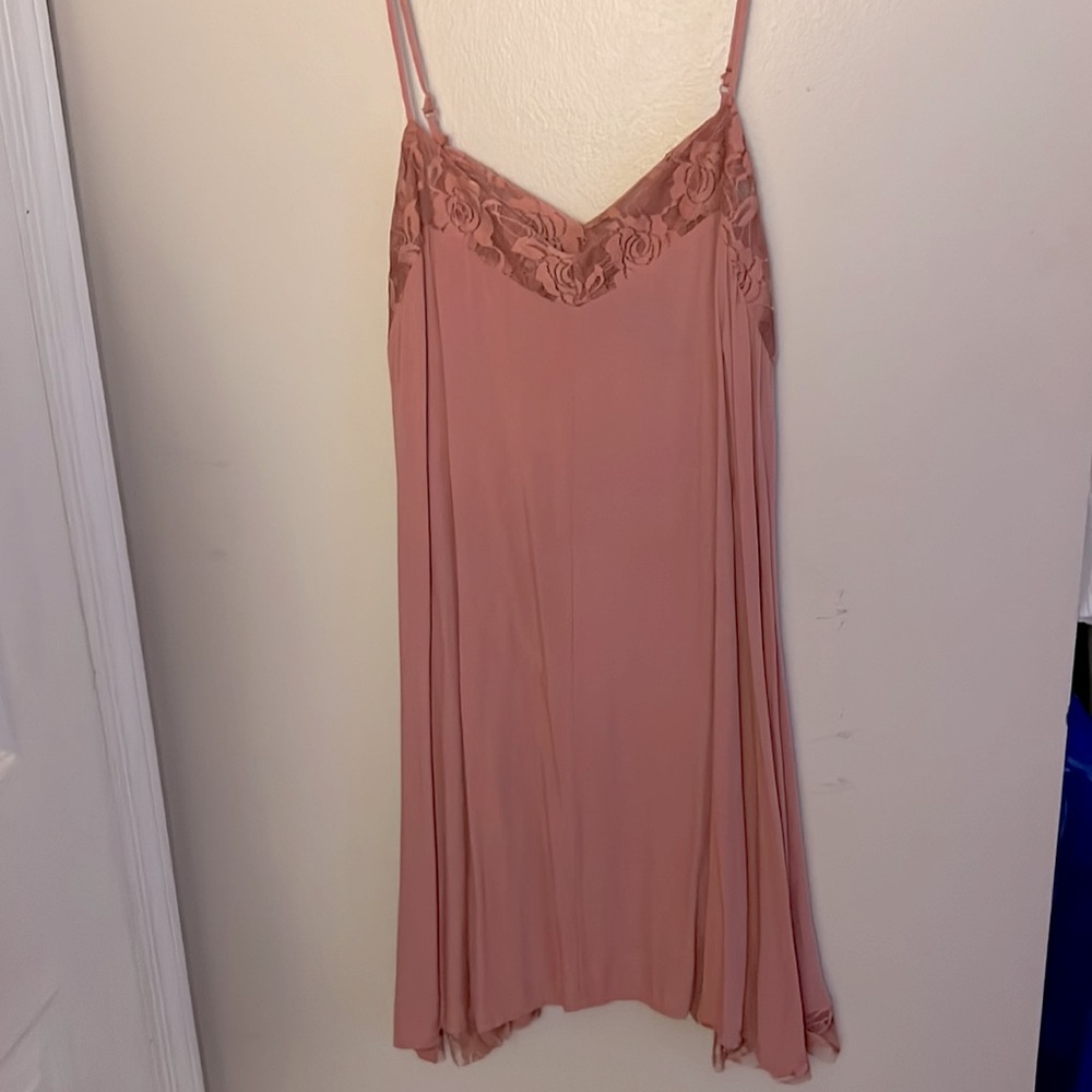🌞 Rue21 Rose colored dress w/lace neck line & asymmetrical hemline w/lace